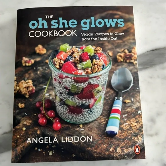 ANGELA LIDDON The Oh She Glows Cookbook - Picture 2 of 3